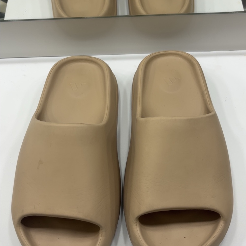 Yeezy Slides - Picture 3 of 5